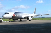 La aeronave A-321, de Spirit, puede transportar 198 pasajeros, con 16 asientos grandes y 182 en cuero de lujo. Esta aerolínea comenzó en octubre de 2004 su transición a una flota de aeronaves Airbus, proceso que culminó en 2006. Según sus directivos, desd