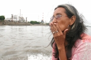 Amparo Pérez Metaute encontró a su esposo muerto y torturado en las aguas del Magdalena, en 2001. En esos días ella se encargó de la búsqueda, transportada en una pequeña lancha. Volvió al río para narrar su historia.