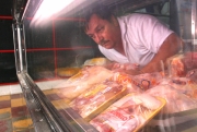 Juan Fernando CanoGuillermo León Restrepo, de la Carnicería La 40 indicó que su clientela se vio obligada a sustituir la carne de res porque está muy cara.