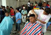 Manuel Saldarriaga-TarazáAyer la Administración Municipal y el Ejército adelantaron brigadas de salud en el coliseo. Algunos campesinos aprovecharon para ponerse al día con su libreta militar y otros para cortarse el pelo o hacer vacunar a los niños.