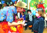 Los niños de Cartagena fueron visitados en el 2003 por el Patch Adams original. Archivo