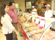 Donaldo ZuluagaEn supermercados y carnicerías ha aumentado la demanda por el consumo de carnes blancas. El cerdo y el pollo aparecen con más frecuencia en la dieta semanal de los colombianos.