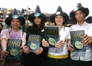 Sakchai Lalit-AP, Bangkok, TailandiaFanáticos de la historia del mago Harry Potter en Bangkok (Tailandia) felices con el septimo y último libro de la serie en sus manos.