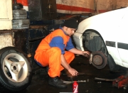 José Luis ChavarriagaInstantes en que en uno de los talleres que amanecen en la calle 65, le cambian las pastas a los frenos delanteros del carro de José Ignacio Saldarriaga.