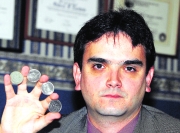 Miguel Jaramillo trabaja con monedas, cartas y magia infantil. Juan Antonio Sánchez