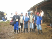 Las Farc mantienen secuestrados a los geólogos Gabriel Tabares (de gorra y chaleco caqui), René Lugo, Óscar Cújar (de sudadera y camiseta azul) Fernando Tabares (en el centro, de camiseta azul) y Leonardo Sepúlveda.