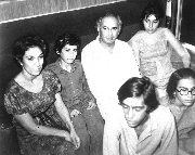 AP De izquierda a derecha, la madre de Benazir, Nusrat Bhutto; su hermano Shahnawaz Bhutto; su padre Zulfikar Ali Bhutto; su hermana Sanam y a su lado, su hermano Murtaza en la parte inferior izquierda. La imagen es de julio de 1978.