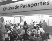 Juan Fernando CanoLos requisitos para sacar el pasaporte, para personas mayores de edad, son dos fotocopias de la cédula ampliada, tres fotos para pasaporte y 110.000 pesos. La Oficina atiende de siete a diez de la mañana y de una a tres de la tarde en el primer piso de la Gobernación de Antioquia, en La Alpujarra.