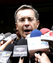 Reuters El presidente Álvaro Uribe estableció comunicación con los presidentes de Guatemala, Honduras, el Primer Ministro de Jamaica y el secretario del Parlamento Europeo Manuel Solano.