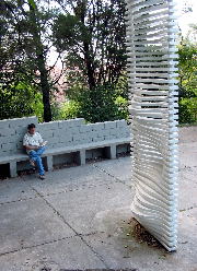 Imagen de la escultura del argentino Julio Le Parc.