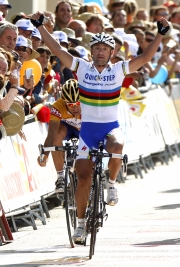 Reuters El italiano Paolo Bettini fue el vencedor de la tercera etapa.