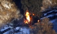 Humo y llamas brotan de la escena de un descarrilamiento de tren, en Estados Unidos. FOTO AP