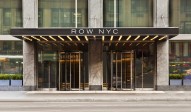 The Row NYC: situado en el corazón de Nueva York, con restaurantes, bar y más de mil habitaciones. Es una buena opción para el viajero joven o familias buscando comodidad a precios razonables.