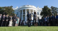 En Washington, el presidente, Barack Obama, y su esposa, Michelle, guardaron junto al personal de la Casa Blanca un breve momento de silencio en el jardín sur por el aniversario.
