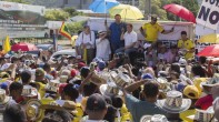Con banderas de Colombia y sombrillas amarillas, azules y rojas, los promotores del No se dieron cita a las 9:30 a.m. en el monumento de las Botas Viejas. FOTO DONALDO ZULUAGA 