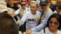 En la marcha en Medellín estuvo presente además de Álvaro Uribe, la exsenadora Ana Mercedes Gómez, el exministro Fabio Valencia Cossio. FOTO JUAN SEBASTIÁN CARVAJAL
