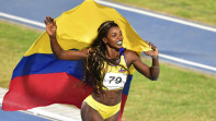 En los Juegos Centroamericanos y del Caribe que se realizaron en Barranquilla, la atleta hace moñona al ganar oro en el salto triple y largo. FOTO AFP