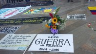 En Medellín, un grupo de ciudadanos llenó de pancartas y flores la plaza Botero con mensajes de apoyo al acuerdo del cese al fuego bilateral y definitivo y la dejación de armas. FOTO Juan Antonio Sánchez