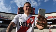 Quintero aprovechó también para tomarse fotos en el estadio en el que espera brillar con River Plate. FOTO TOMADA DE RIVER PLATE