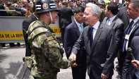 Álvaro Uribe, como de costumbre, estrechó las manos de las personas que se encontró en el camino. FOTO AFP