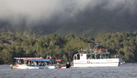 Ambulancias de todos el Oriente han llevado decenas de personas que naufragaron en el barco a hospitales. La Fuerza Aérea también indicó que tiene un Helicóptero Ángel para apoyar el rescate. FOTO MANUEL SALDARRIAGA