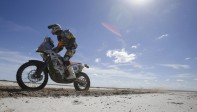 La serie de abandonos que dejó la segunda etapa del Dakar 2015 con el calor como principal obstáculo encontró un aire fresco este martes en la llegada de la caravana móvil a la ciudad riojana de Chilecito. FOTO REUTERS