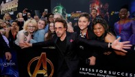 Robert Downey Jr con los fanáticos. FOTO Reuters