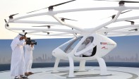 Dubái exhibió el lunes un vuelo para lo que dijo será el primer servicio de taxi con drones, en el marco de un ambicioso plan de la ciudad de Emiratos Árabes Unidos para liderar al mundo árabe en innovación. FOTO REUTERS
