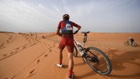 Cientos de atrevidos ciclomontañistas se enfrentan a las dunas del desierto del Sahara en la carrera Titan Desert de 6 días. Toda una hazaña para quienes logran atravesar el desierto sobre las dos ruedas. Foto: Franck Fife, AFP