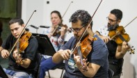 Ensayo de la filarmónica en el centro comercial Oviedo, en Medellín. FOTO JAIME PÉREZ. 