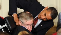 El presidente de Estados Unidos, Barack Obama le entrega la medalla presidencial de la Libertad al físico. FOTO AFP