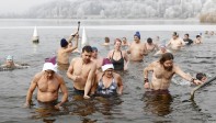 Los suizos acostumbran a nadar en el agua helada del lago Moossee el 31 de diciembre. La temperatura ambiente es de -3 grados centígrados. FOTO AP