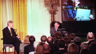 El presidente de Estados Unidos, Bill Clinton, junto a Hawking en una velada en la Casa Blanca. FOTO AFP