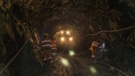 Movimiento de personal y equipos en los túneles del yacimiento aurífero Buriticá.
