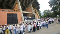 Ya comenzaron las filas para ingresar al estadio Atanasio Girardot donde a las 6:45 de la noche será la ceremonia por las víctimas de la tragedia aérea de Chapecoense. FOTO @AlcaldiadeMed