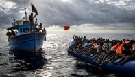 Los pescadores libios lanzan un chaleco salvavidas en un barco de goma lleno de migrantes. Tercer lugar noticias. FOTO Mathieu Willcocks / MOAS.eu / Cortesía de World Press Photo Foundation