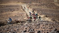 Cientos de atrevidos ciclomontañistas se enfrentan a las dunas del desierto del Sahara en la carrera Titan Desert de 6 días. Toda una hazaña para quienes logran atravesar el desierto sobre las dos ruedas. Foto: Franck Fife, AFP