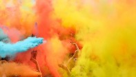 Los corredores reciben una lluvia de polvo de colores en las estaciones a lo largo del camino, los participantes son todos iguales, sin ganadores ni premios para los finalistas. Foto: CHRISTOPHE SIMON