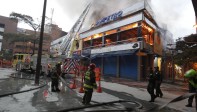 Un fuerte incendio se registró esté sábado en el centro comercial Sanpetro Mall en el sector de Guayaquil en el centro de Medellín. FOTO MANUEL SALDARRIAGA