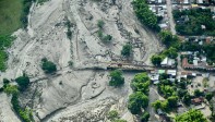 Las autoridades confirmaron este miércoles que son 3 los muertos y 32 los heridos que dejó la noche del martes el desbordamiento del río La Paila en el municipio de Corinto, en Cauca. FOTO AFP