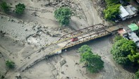 También, se iniciaron las labores de limpieza y remoción de escombros en las calles de Corinto para hacer “la descolmatación del río y el encauce del mismo con el propósito de evitar nuevas emergencias”, precisó la Unidad Nacional para la Gestión del Riesgo de Desastres. FOTO AFP