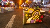 Las calles del Barrio Mesa en Envigado se iluminaron con faroles. Foto: Carlos Velásquez