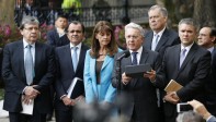 “Es mejor la paz para todos que un acuerdo débil para la mitad”, dijo el expresidente Álvaro Uribe al finalizar la reunión con el Gobierno Nacional. FOTO AP