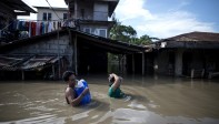 Los residentes caminan a través de una calle inundada después del Súper Tifón Mangkhut en Calumpit, Filipinas. Foto: AFP
