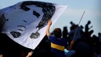Fanáticos en el mundo le rindieron tributo a la leyenda del fútbol argentino Diego Armando Maradona enterrado en las afueras de Buenos Aires. El cortejo fúnebre recorrió unos 40 km desde la Casa Rosada, sede del Ejecutivo, donde se realizó la velación. Foto: AFP