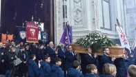 Miles de personas se apostaron a las afueras de la iglesia Santa Cruz para despedir el ídolo de la Fiorentina y la Selección Italiana. FOTO EFE
