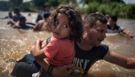Luis Acosta sostiene a su hija de 5 años, Ángel Jesús. Son de Honduras y trataban de llegar a Estados Unidos. Cruzaban el río Suchiate, de Guatemala a México. Octubre. Foto: Reuters