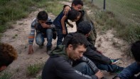 Un niño de cuatro años llora en los brazos de sus familiares. Fueron arrestados por agentes que patrullaban el borde entre México y Estados Unidos, cerca a Texas. Trataban de entrar ilegalmente. Foto: Reuters 