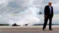 El presidente de los Estados Unidos, Donald Trump, observa una manifestación con las tropas de la 10a División de Montaña del Ejército de los Estados Unidos, un helicóptero de ataque y artillería cuando visita Fort Drum, Nueva York, EE. UU., 13 de agosto de 2018. REUTERS / Carlos Barria