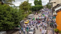 Unas 70.000 personas salieron a las calles de Quibdó durante el primer día de marchas, mientras las escuelas y el comercio en su totalidad y el 90 % del servicio de transporte intermunicipal frenaron actividades. Foto: El Murcy